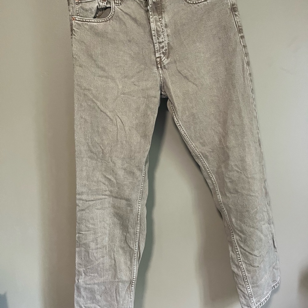 Gray Relaxed Fit Jeans with Classic Style